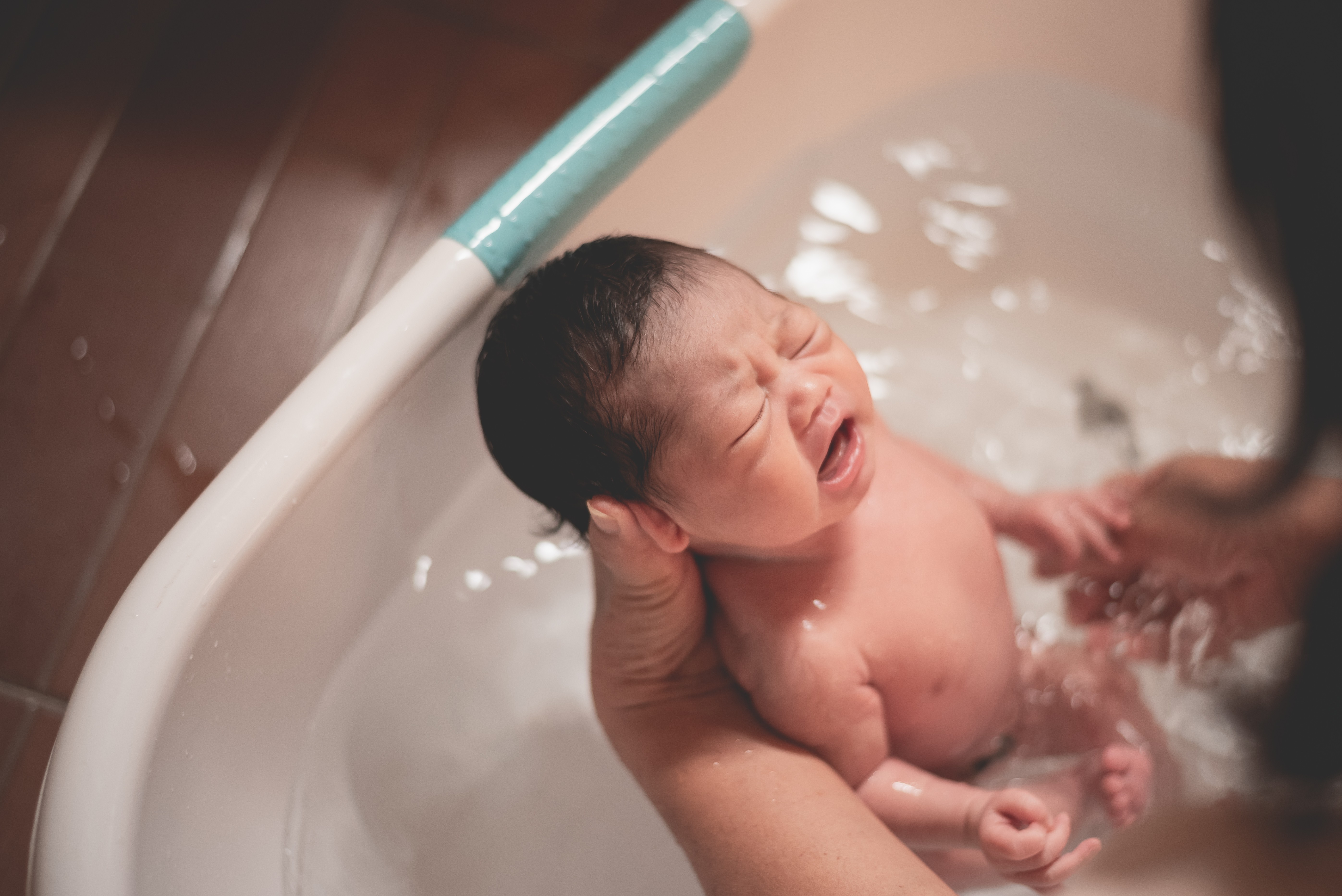 mandi bayi baru lahir, cara memandikan bayi, aturan mandi bayi, mandi bayi aman, perawatan bayi baru lahir, Bunda, si Kecil